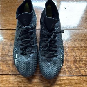 Nike boys soccer cleats size 6 in good condition